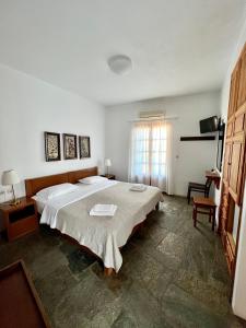 乔拉弗雷恩多斯Antheia的一间卧室设有一张大床和一个窗户。