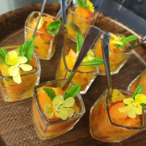 米伦Hotel Restaurant Sonnenberg的一群装满水果和鲜花的玻璃碗