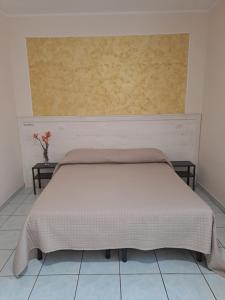 RoccavivaraHotel Lo Smeraldo的一间卧室设有一张大床和墙壁