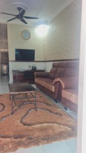 万津Anjung KLIA House 31 With Neflix & Airport Shuttle的客厅配有两张沙发和一张桌子