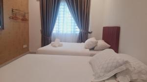 万津Anjung KLIA House 31 With Neflix & Airport Shuttle的一间卧室设有两张床,窗户配有蓝色窗帘