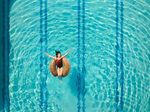图彻皮布鲁萨阿尔加酒店的漂浮在游泳池中的女人