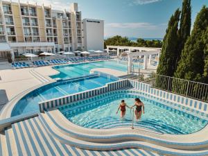 图彻皮布鲁萨阿尔加酒店的两名女性在酒店的游泳池里