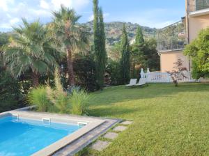 因佩里亚Il tempo di Zia Palmira - AGRITURISMO IL RISVEGLIO的一个带游泳池和房子的庭院