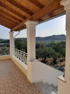 Ágios ProkópiosOlive Garden House的房屋的阳台享有风景。