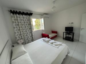 Fshati i RiHotel Paradise的卧室配有床、椅子和窗户。