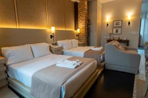 昆卡阿尔卡萨大厦酒店的酒店客房,配有两张床和椅子