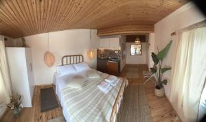 新马尔马拉斯Agape Studios的一间卧室配有床,厨房
