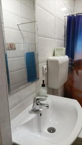 苏博蒂察sobe MAŠA的浴室配有白色水槽和淋浴。