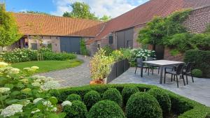兹瓦尔姆Hermelgemhoeve - Zonnebloem的花园内带桌椅的庭院