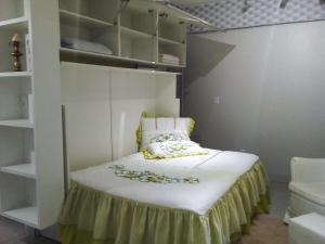 塔瓜汀加Apto funcional ao lado da Universidade Catolica的一间小卧室,配有壁橱内的一张床
