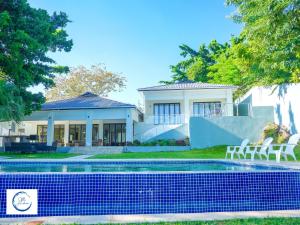 希亚丰加Villa Anastasia的一座房子前面设有游泳池