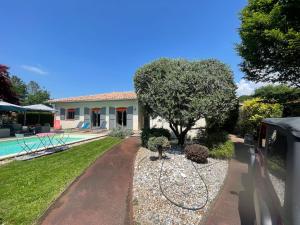 安德诺莱斯贝恩Villa avec piscine Andernos les Bains的一座树屋和一个游泳池