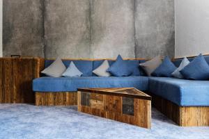 格门德蒂格斯Hotel Gasthof Eder GmbH的蓝色沙发、枕头和咖啡桌