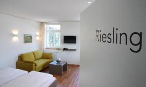 劳达-柯尼希斯霍芬莱布格特公寓的酒店客房,配有床和黄色椅子