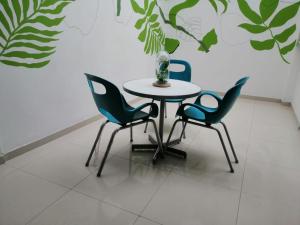 库库塔Aveiro Hotel的一张桌子和四把椅子
