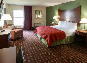 默夫里斯伯勒莫夫里斯波洛酒店的配有一张床和一把椅子的酒店客房