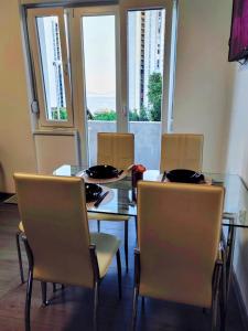 里耶卡Apartman Di Matea的一间带桌椅和窗户的用餐室