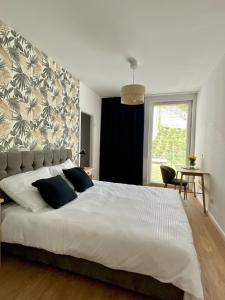 格丁尼亚Apartament przy plaży Willa Redłowo的卧室设有一张白色大床和一扇窗户。