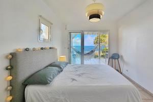 勒穆莱Appartement Carpe Diem的一间卧室设有一张床,享有海景