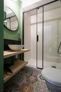 南特国际之家宝居尔的一间带水槽、卫生间和镜子的浴室