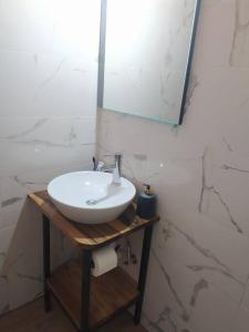 RachesSergi Home的浴室设有白色水槽和镜子