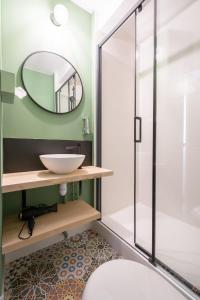南特国际之家宝居尔的一间带水槽和镜子的浴室