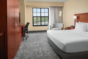 阿伯丁阿伯丁里普肯体育场万怡酒店的配有一张床和一张书桌的酒店客房