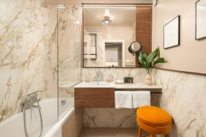 布达佩斯皇庭酒店的带浴缸、水槽和镜子的浴室