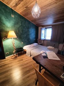 拉奎拉Il Piccolo Tibet - Gran Sasso的一间卧室配有一张床和一张带台灯的桌子