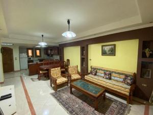 萨法加Marina 4的客厅配有沙发、椅子和桌子