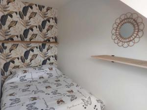 斯帕Gite Comme chez soi的一间卧室配有一张带枕头和架子的床