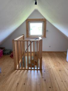 苏瓦乌基Domek wypoczynkowy Sosenkowo的客房设有木制楼梯和窗户。