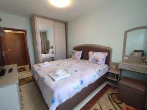 布尔加斯Кай Apartment's Sarafovo的一间小卧室,配有一张带镜子的床