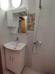 布尔加斯Кай Apartment's Sarafovo的浴室配有白色水槽和淋浴。