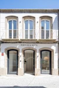 菲尼斯特雷Porto Real Hotel的两扇门的建筑物外墙