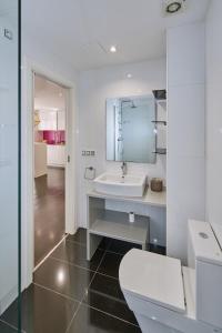 拉科鲁尼亚Galera51 by Serendipia Turismo的白色的浴室设有卫生间和水槽。
