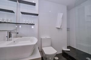 拉科鲁尼亚Galera51 by Serendipia Turismo的白色的浴室设有水槽和卫生间。