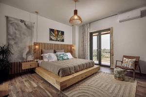 卡拉马孔Villa Arianna, close to the beach!的一间卧室配有一张木框床和窗户。