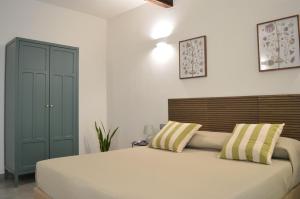 那不勒斯La Puteca的一间卧室配有一张床和一个绿色的橱柜