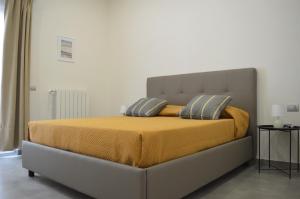 那不勒斯La Puteca的一间卧室配有一张带黄色毯子的大床
