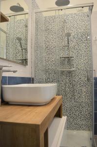 那不勒斯La Puteca的浴室配有白色水槽和淋浴。