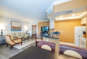 奥兰多世誉奥兰多金斯敦礁酒店的一间设有厨房和客厅的客房