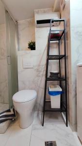 塞萨洛尼基Think Home, exploring the center of Thessaloniki的一间带卫生间和梯子的浴室