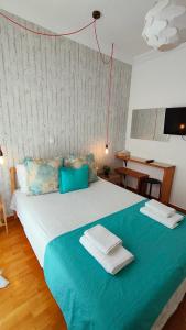 塞萨洛尼基Think Home, exploring the center of Thessaloniki的一间卧室配有一张带蓝色毯子的大床