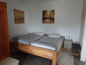 布伦Ferienwohnung Büren-Harth的一间卧室,卧室内配有一张木床