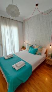 塞萨洛尼基Think Home, exploring the center of Thessaloniki的一间卧室配有一张带蓝色枕头的大床