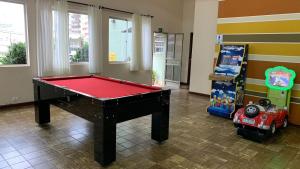 伊瓜苏Foz Presidente Economic Hotel的一间设有台球桌和视频游戏的房间