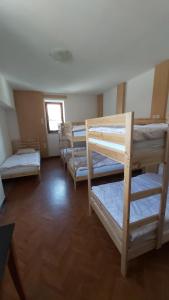 莫斯特拉纳Hostel in picerija Špajza的客房内的一组双层床