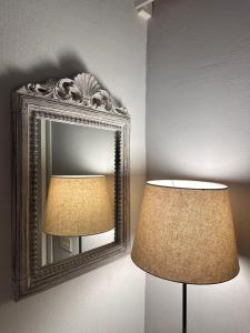 罗马Lounge Apartment - University的镜子和两个灯在房间里